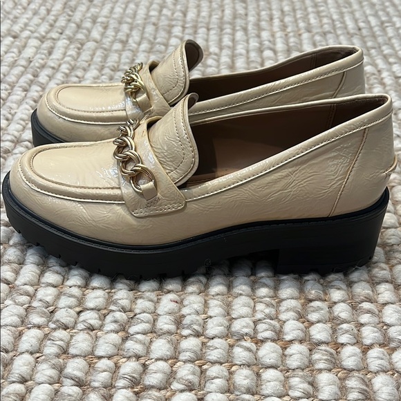 Elegant Beige Loafers with Gold Chain Detail by Sam Edelman - Picture 6 of 9